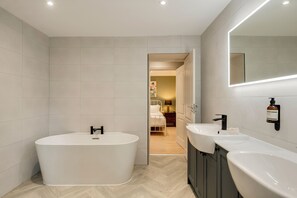 Apartamento urbano, 3 quartos | Banheiro | Banheira e chuveiro separados, produtos de toalete grátis