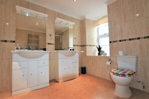 Bañera y ducha independientes, artículos de tocador gratuitos