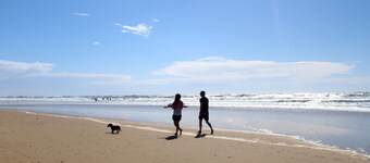 Beach 200 m away! Comfort, private wifi, bed linen, swimming pool, terrace, garden, parking lot