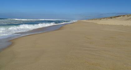 Beach 200 m away! Comfort, private wifi, bed linen, swimming pool, terrace, garden, parking lot