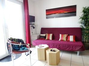 Fernseher, DVD-Player, Bücher, Musikbibliothek