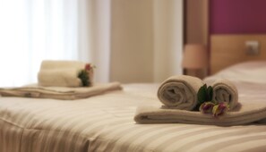 Quarto casal clássico, sacada, vista para a cidade | Cofres nos quartos, escrivaninha, quartos à prova de som