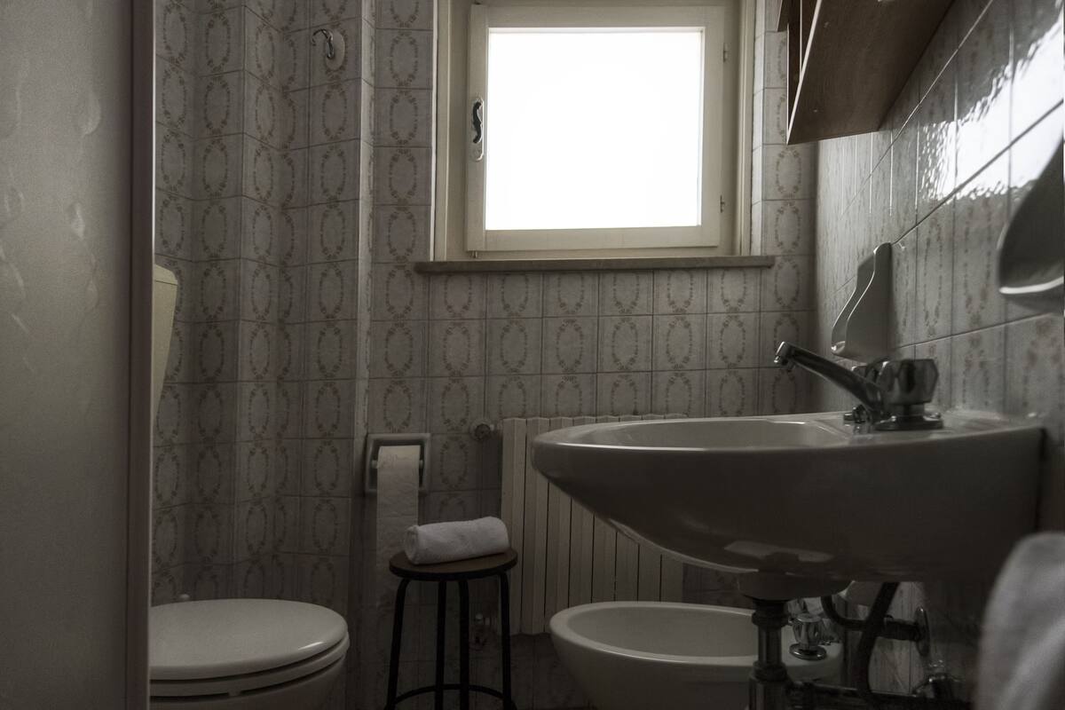 Une petite salle de bain comprenant des toilettes, un bidet et un lavabo.
