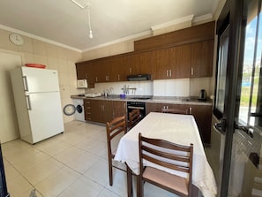 City appartement, 2 slaapkamers | Privékeuken | Een koelkast, een magnetron, een oven, kookgerei, borden en bestek