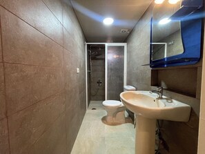 Departamento urbano, 2 habitaciones | Baño | Regadera, secadora de cabello, toallas, shampoo 