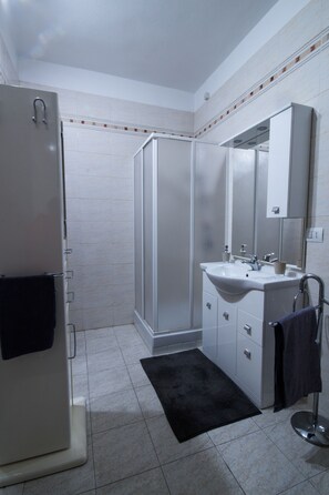 Dusche, Regendusche, kostenlose Toilettenartikel, Haartrockner