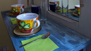 Une table à manger avec une tasse, un verre et une cuillère.