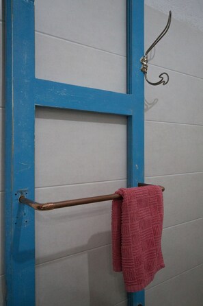 Shower, rainfall showerhead, free toiletries, hair dryer - BeHa (Cagliari)