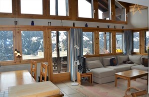 Fernseher, Kamin, DVD-Player
