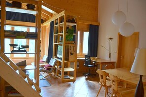 Interior - Outside : luxury modern apartment on top floor of a chalet, for 6-8 persons, balcony-terrace, beauti (St-Luc)