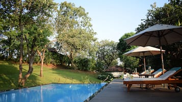 Piscine extérieure, chaises longues