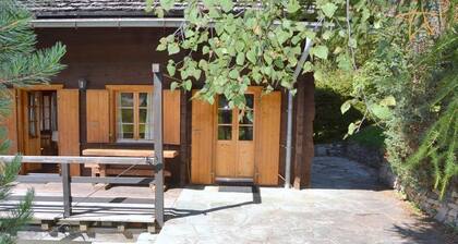 Ulkopuolella: chalet 8 hengelle, parveke ja terassi -Sisustus: 110 m2, suljettu eteinen, se