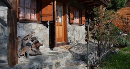 Exterior: chalet para 6 personas, balcón y terraza con muebles de jardín. Interior: 80 m2.