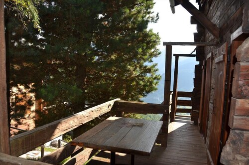 Extérieur : chalet pour 6 personnes, balcon et terrasse avec mobilier de jardin -Intérieur : 80 m2,