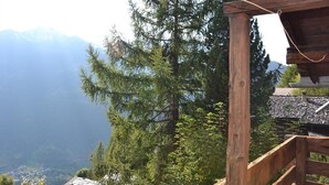 Eine Holzkonstruktion mit Blick auf eine gebirgige Landschaft.
