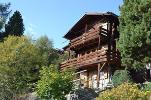Exterior - Outside: cottage for 6 people, balcony and terrace with garden furniture -Interior: 80 m2, closed en (St-Luc)