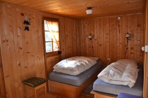 3 bedrooms - Outside: cottage for 6 people, balcony and terrace with garden furniture -Interior: 80 m2, closed en (St-Luc)