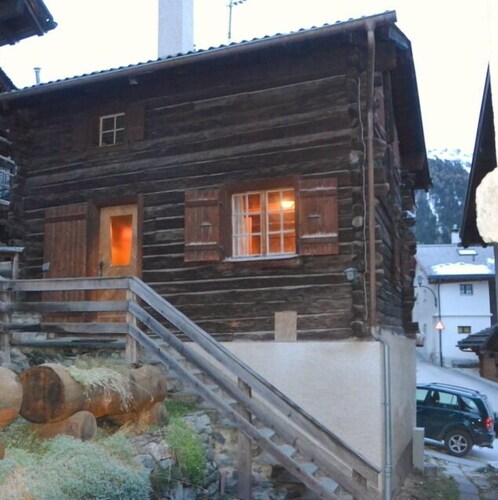 Ulkopuolella: chalet 3 kerroksessa kylän keskustassa, sisäänkäynti 1. kerroksessa, 5 hengelle