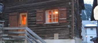 Utenfor: hytte på 3 etasjer i sentrum av landsbyen med inngang i 1. etasje, for 5 personer