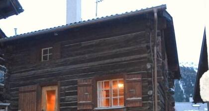 Ulkopuolella: chalet 3 kerroksessa kylän keskustassa, sisäänkäynti 1. kerroksessa, 5 hengelle
