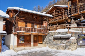 Exterior - Outside : 3-storey chalet in the center of the old village, entrance on the 1st floor,for 5 persons, (St-Luc)
