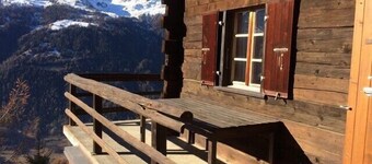 Extérieur : chalet pour 7 personnes dans les hauteurs de St-Luc , terrasse avec meubles de jardin -I