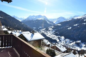 Property grounds - Outside: Spacious chalet on 3 floors, sleeps 8, beautiful panoramic view, 2 minutes from the bus sto (St-Luc)