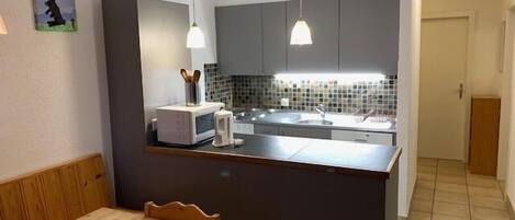 Micro-ondes, four, plaque de cuisson