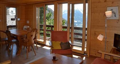 Extérieur : chalet prÚs du centre du village, terrasse et balcon avec meubles de jardin, belle vue p