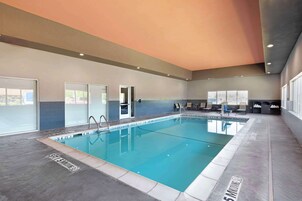 Una piscina techada, sillones reclinables de piscina