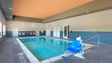 Innenpool, geöffnet von 08:00 Uhr bis 22:00 Uhr, Liegestühle
