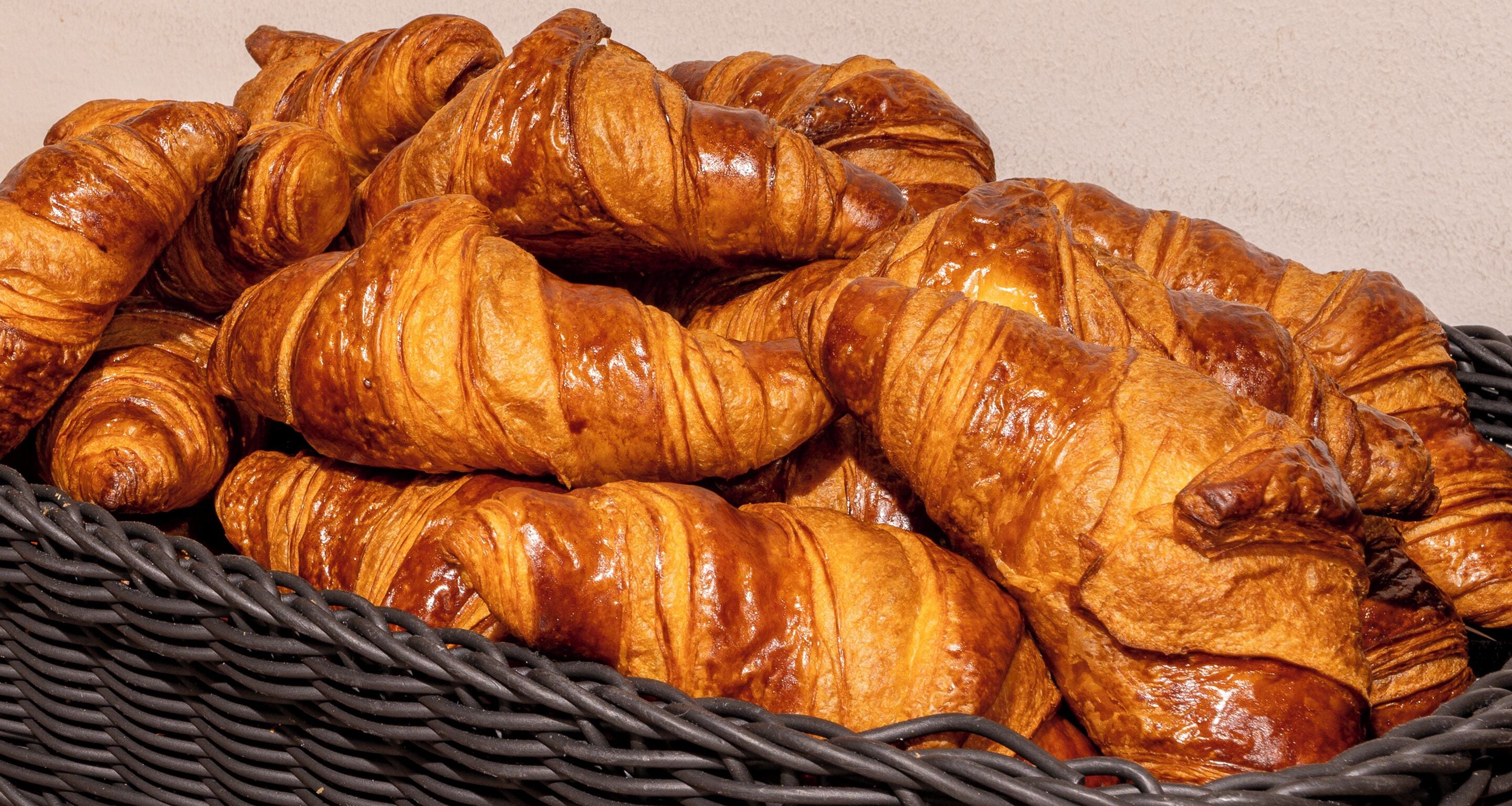 Un panier rempli de croissants dorés et croustillants.