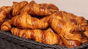 Un panier rempli de croissants dorés et croustillants.