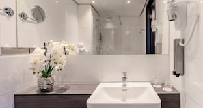 Douche, douche à « effet pluie », sÚche-cheveux, serviettes fournies