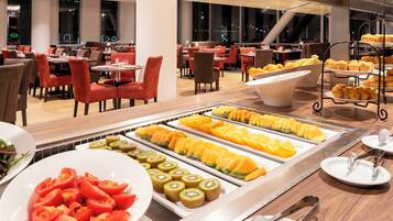 Päivittäinen mukaan otettava aamiainen (17.50 EUR per henkilö)