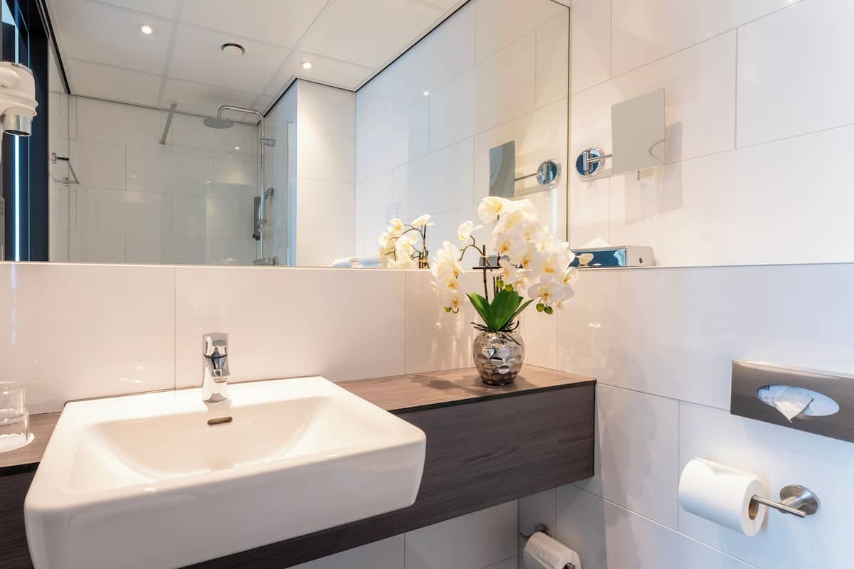 comfort apartment | bathroom | shower, rainfall showerhead, hair dryer, towels