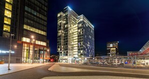 Bagian depan properti - sore/malam