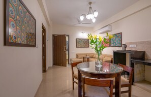 Apartamento, 1 habitación | Zona de estar | Televisión de pantalla plana de -32 pulgadas con canales por cable