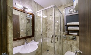 Ducha, artículos de tocador gratuitos, toallas