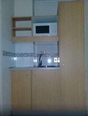 Mikrowelle, Wasserkocher mit Kaffee-/Teezubehör