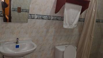 Shower, rainfall showerhead, free toiletries, towels