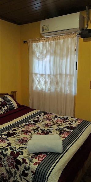 Quarto família, várias camas, para não fumantes | Escrivaninha, Wi-Fi de cortesia, roupa de cama