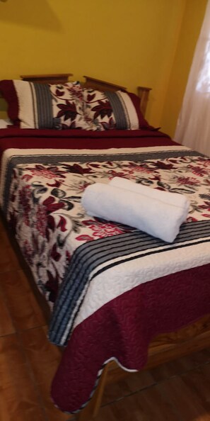 Escritorio, wifi gratis y ropa de cama 