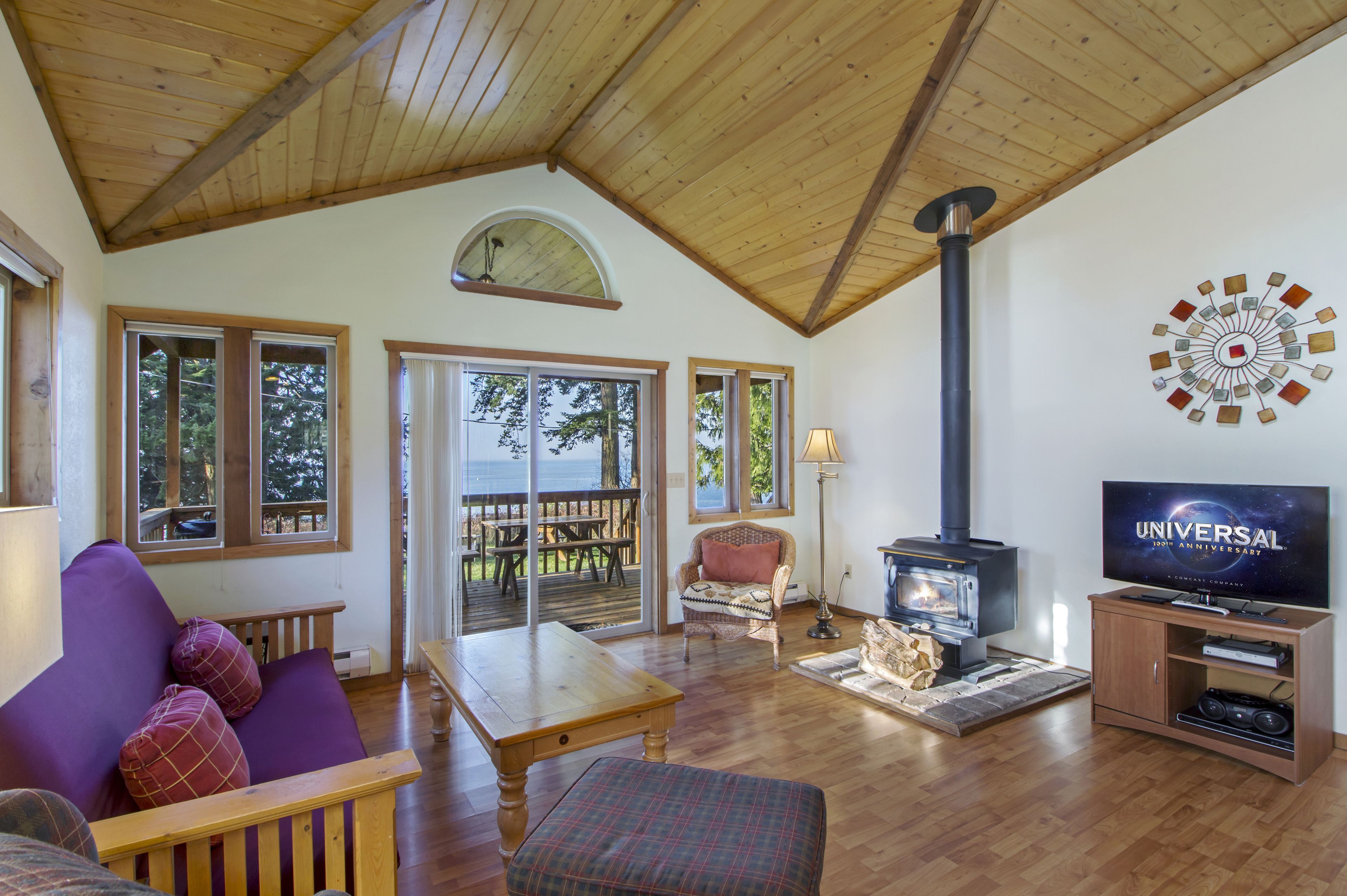 Deluxe Cottage, 2 Bedrooms, Non Smoking, Ocean View (No Pets) | Living area | Table tennis