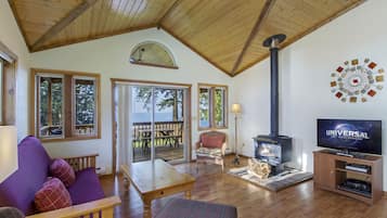 Deluxe Cottage, 2 Bedrooms, Non Smoking, Ocean View (No Pets) | Living area | Table tennis