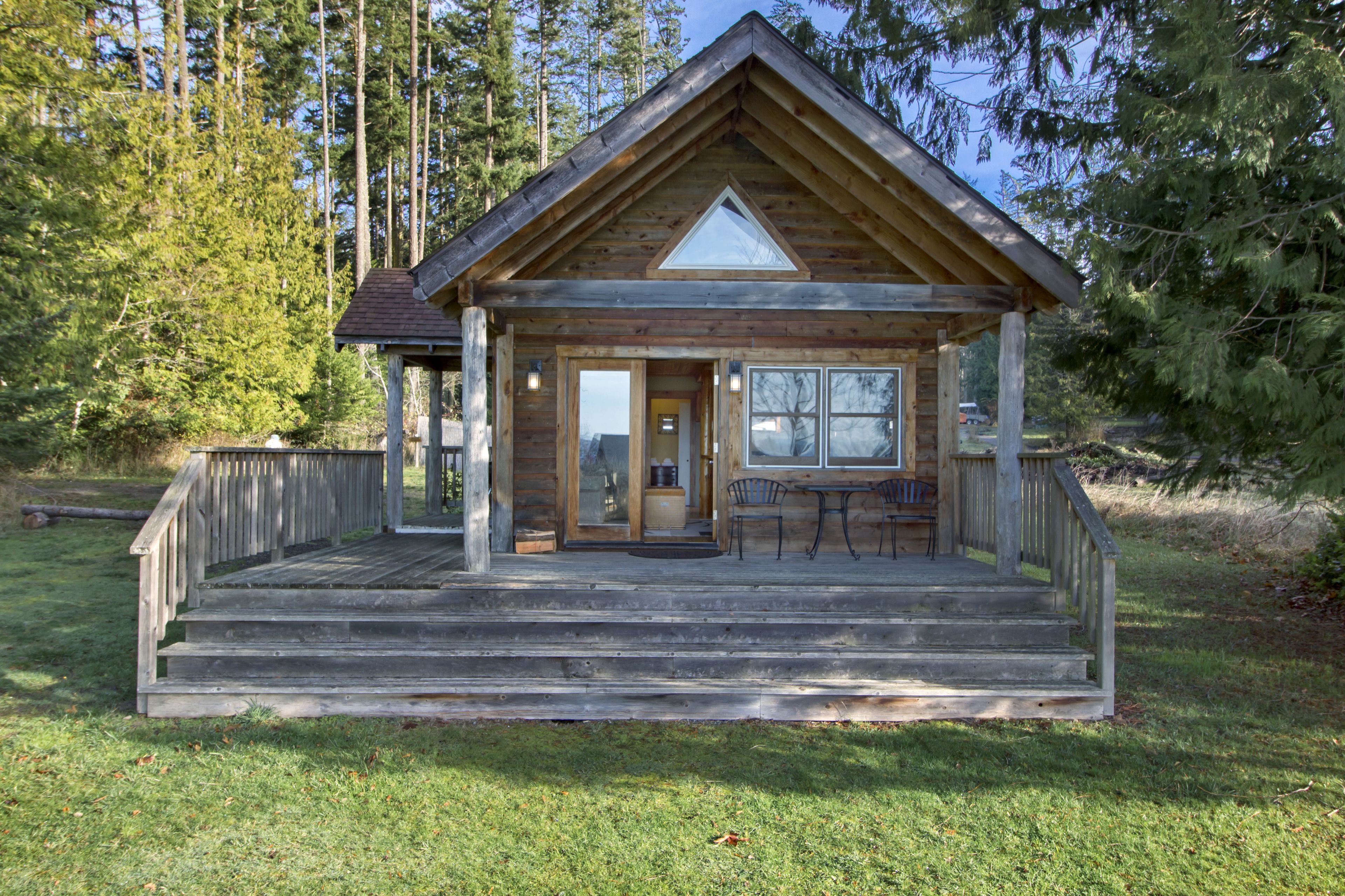Deluxe Cabin, 1 Queen Bed, Hot Tub, Partial Sea View (No Pets) | Terrace/patio