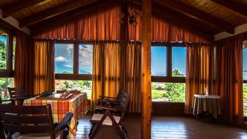 Loft | Ruang tamu | 32 inci televisyen skrin rata dengan digital, TV