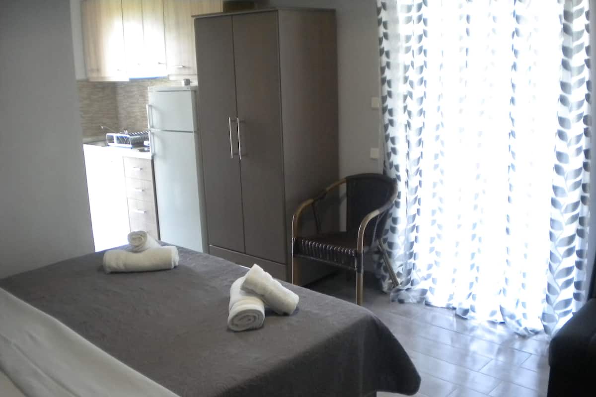 Studio | In-room safe, iron/ironing board, WiFi (free), bed sheets