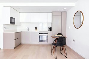 Lejlighed - 1 soveværelse - ikke-ryger - balkon | Privat køkken | Køleskab/fryser i fuld størrelse, mikrobølgeovn, ovn, kogeplade