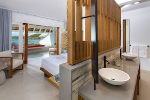 Bañera y ducha independientes y artículos de higiene personal gratuitos